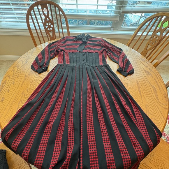 Nipon Boutique Black Red Pleated Silk Dress Vintage Size 12 Measurements - Picture 3 of 11
